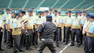 甲子園で高校野球の全国審判講習会　夏の地方大会へ動作や姿勢を確認