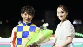 ももクロ百田、白ワンピで笑顔の花束贈呈　新生・船橋競馬場に大歓声