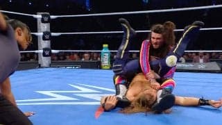 一体なぜ？ レフェリー“大誤審”でリング内大混乱…「3カウント取ったのに」まさかの試合続行に“お口あんぐり”ファンもツッコミ