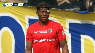 軽く蹴ったのに…鈴木彩艶の“70m低弾道フィード”で敵陣カオス！「飛びすぎ」「ザイオンのキックは戦術」ファン驚愕の瞬間