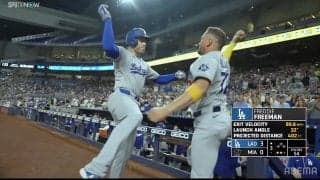 「なんであんな飛ぶんよ」フリーマン、変態内角捌き弾で“グッバイ”ポーズ…異次元の伸びにセンター無情「バケモンかよ」