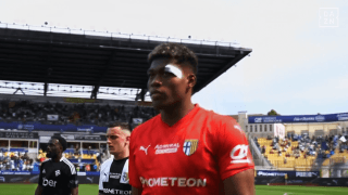 「猫のように飛んだ」鈴木彩艶の“神反応セーブ”をイタリア全国紙が絶賛！「驚異的な介入」「パルマで最高の選手」