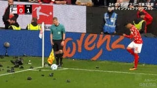 敵サポーターの愚行…“ゴミ直撃”でマインツMFが激怒！「行儀が悪すぎ」「収拾がつかない」「これはダメでしょ…」試合中断騒動にファンも唖然