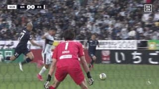 「これでPKはきつい」「手を出してるのは事実」“手”で突破を阻止!? 痛恨のPK献上シーンが物議「ほとんど触ってないやん」