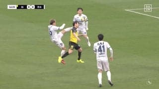 大丈夫か？強烈ハイキックが側頭部を直撃するアクシデント発生「結構頭蹴っ飛ばしてる」ボール処理で上げた脚が相手選手を一撃→VAR介入