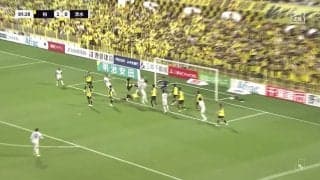 「あれでファール取られるのか」試合終盤、歓喜の同点弾取り消しが物議「飛ぼうとしたのを押されてる」競り合い時の“手”が決め手？VAR判定でノーゴールに