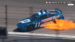 “炎上”も現地実況大興奮！？ レース中にマシンが火を噴く瞬間…真っ赤に染まるボディ「エンジン逝った？」騒然