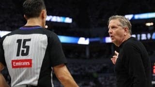 ウルブズのフィンチHCがゴール下での誤審に不満爆発…カーHCは“お互い様”と返答