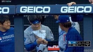 大谷&山本がチームメイトに“粋な振る舞い”「かわいい」「お辞儀してるw」ド軍ベンチでのほっこり一幕が話題