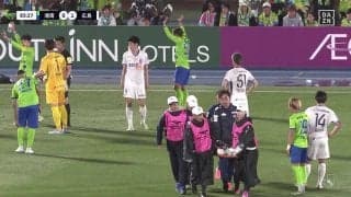 「選手として誇れるね」「プロフェッショナル」担架でピッチ横断の負傷退場に場内からブーイングも選手らがサポーターを制止「脳震盪だから最短距離で」