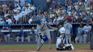 何が起きた？ 大谷翔平がビックリ… “まさかの展開”「そらビビるw」「これは面白い」相手捕手に囁かれる→ベンチに一瞬見せた表情が話題に