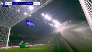 嘘だろ！超強烈PKが中継カメラを直撃！あり得ないゴール映像に「完全にぶっ壊した」「吹き飛んでるやん」SNS騒然