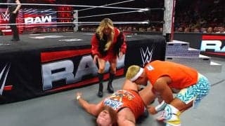 胸元ざっくり衣装のセコンド美女も“ドン引き” 怪獣対決で155キロ大男が半失神のニールキック炸裂…お口あんぐり