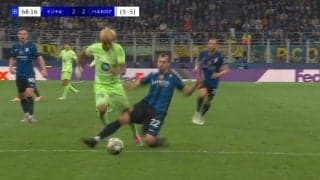 「PKだろ！」「審判によっては のやつだ」VAR判定に物議！PAライン“またぎ”で倒れ逆転チャンスのPK獲得→FKに修正「結構際どい」【CL準決勝】