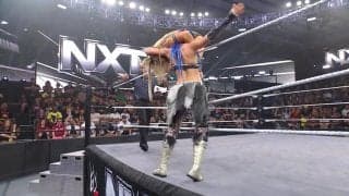 「叩きまくってる！」人気日本人女子レスラーがまさかの“お尻ペンペン”攻撃！ ムキムキすぎるライバル相手に“奇策”披露で会場は大熱狂