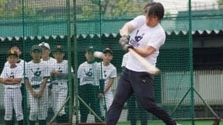 50歳の松井秀喜氏、野球教室で豪快な柵越え披露　子どもの「ホームラン」コールに応える