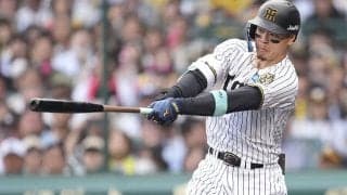 軽く振って「飛距離おかしい」　佐藤輝明の“爆速打”に驚愕「当てただけやん…」