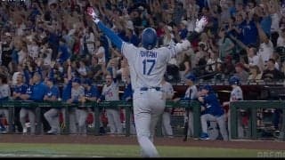 球場大騒ぎ！大谷翔平、とんでもない“バットぶん投げ”「ヤバい」「どこ行ったw」182キロ爆速弾丸アーチ→ゆっくり“確信歩き”万歳ポーズ「これはスーパースター」