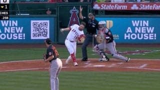 何が起きた…？ 菅野智之の魔球で“想定外の珍ハプニング”「どうした」「エグい落差」 打者が“マン振り連発”→ヘルメットも飛びまくる“空振り三振”