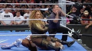 「脱げそう」“120キロ超”女子レスラーの必殺技が“きわどい衣装”を襲う…強烈プレス→スレスレの着地点にファン騒然「ギリギリだな」