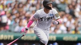 片手一本なのに衝撃飛距離「意味わからん」　佐藤輝明の“変態打撃”に虎党唖然「えぐい」