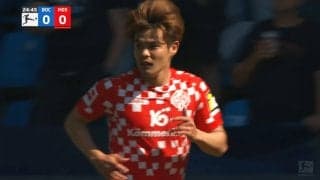 193cm巨漢MFに完勝！ 佐野海舟の“倒れてもボール回収”にファン興奮「球際も強いし本当に最強」「頭いい」ブンデスリーガ１年目でデュエル王争い