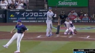 一体、何が起きた… 大谷翔平が打席で困惑？“まさかの展開”に　相手投手が仕掛けた“禁断のプレー”に球場騒然