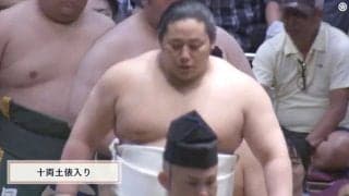 「何あの柄？」「かわいい」「逆さミッキーじゃん」新十両23歳のオールバックイケメン力士、独特な化粧まわしに熱視線