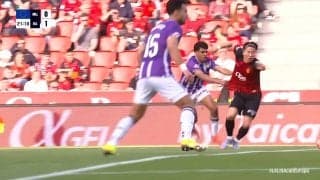 PKだろ！浅野拓磨、PA内で掴まれ倒されてもノーファウル判定で現地ファンも大ブーイング「ユニ引っ張られてる」