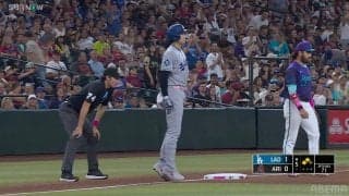 レフト前で！？ “一塁走者”大谷翔平、ベッツの「左安」で三塁へ到達 快速とばして余裕のスライディング…驚きと称賛の声