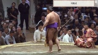 「細くなりすぎて」「別人やん」大相撲中継に“ちらり”写り込んだ元貴景勝の姿に驚きの声 「あ。細身の湊川親方みっけ」歓喜の声も