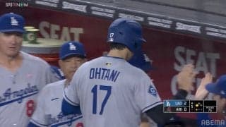 よくやったよ！ロバーツ監督が大谷翔平に見せた“さりげない気遣い”に注目 ベンチ手前、信頼と敬意が滲む「無言の労い」