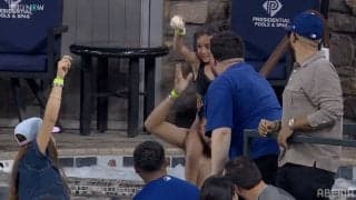 フリーマンの特大弾で“嬉しいサプライズ” 「HRボール」をキッズがゲット、スタンドは拍手喝采…意外な落下地点も話題に