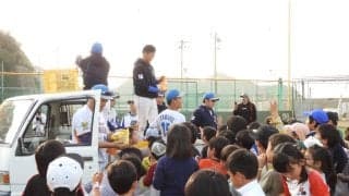 軽トラいっぱいのお菓子配りが地域を繋ぐ　スーパー大手の野球クラブが挑む地方創生の形