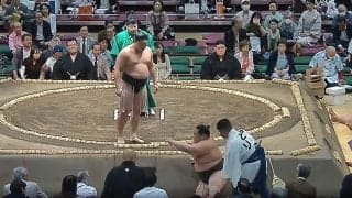 「バトル漫画かよ」「自分で関節入れ直した」土俵下に落下した力士が驚きの行動…ファン安堵の“劇的復活”も「力士ハンパない」驚愕の一コマ