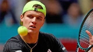 19歳 ストレート勝ちで16強