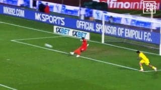 「グングン伸びた！」パルマ鈴木彩艶の“70m超絶ゴールキック”に敵DFも驚愕？ セリエA監督絶賛の“ミサイル砲”でチャンスメイクした瞬間