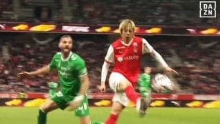 伊東純也が超絶テクニック！ 絶品すぎる“回転トラップ”にファン驚愕「何それ！」「華麗」ワンタッチで敵を翻弄した瞬間