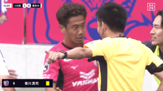 「珍しくキレてる」元日本代表10番が激昂！「ピッチレベルだとよっぽど酷い判定だったのか」「しつこいと退場に…」香川真司が警告でも主審に猛抗議→敵味方がなだめる事態に