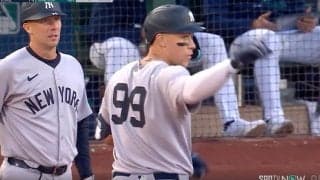 何してんだよ！ ヤ軍ジャッジ、爆速打で“まさかの珍光景”「ありえないw」「ダメだろ」 思わず指を立てた… 相手外野手の“迷プレー”に球場騒然