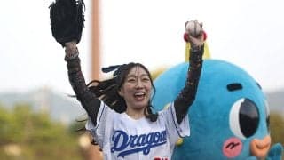 黒のミニスカで豪快足上げ投法　大暴投でも「かわいい」「いい笑顔」とファン歓喜