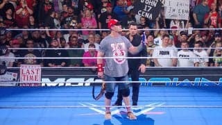 「これは危ない」“ヒール転向”人気レスラーが観客の蛮行に“笑顔でブチギレ”！「演出じゃなさそう」あわや放送事故の出来事が波紋