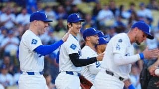 大谷翔平、始球式で異例の捕手役で登場　少女の投球を捕球→サインも…本拠地拍手喝采