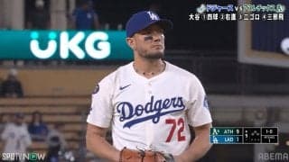ドジャース戦で起きた“珍事”「大谷のグローブw」「モノマネやって」野手登板のロハスにファン大盛り上がり