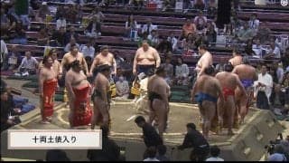 「こんなの初めて見た」大相撲でハプニング発生　十両力士が土俵入りも“焦る”館内アナウンスに騒然「めっちゃ速い」「巻いとるw」