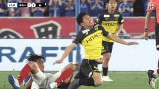 驚愕…Jリーグで“２連続の危険プレー”が警告なし衝撃判定！「荒すぎるだろ」「なんでカードでないの？」「アドバンテージで流すのはいいけど…」