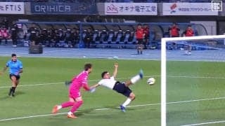 「なにやってんだ…」J1リーグの“衝撃オウンゴール”にファン騒然！「焦りすぎ」「歴史に残る映像」「全員ズコーッだわw」痛恨すぎたオーバーヘッド失敗の瞬間