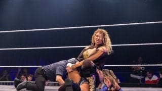 「すごい角度」恵体女子レスラーの“180度開脚ギロチン”に悶絶…“アンチを黙らせる”ヒール女子の圧巻技に会場騒然