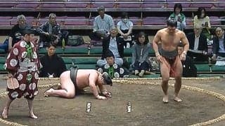 「こんなの初めて見た」「何て決まり手？」館内どよめく“一瞬“の大技炸裂 “細マッチョ”力士の妙技に相手力士も愕然
