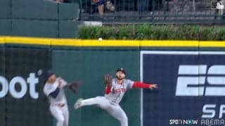MLBで奇跡の“HR強奪キャッチ”　掴み損ねたボールをセンターが素手で捕球「信じられるか！？」現地実況も大興奮